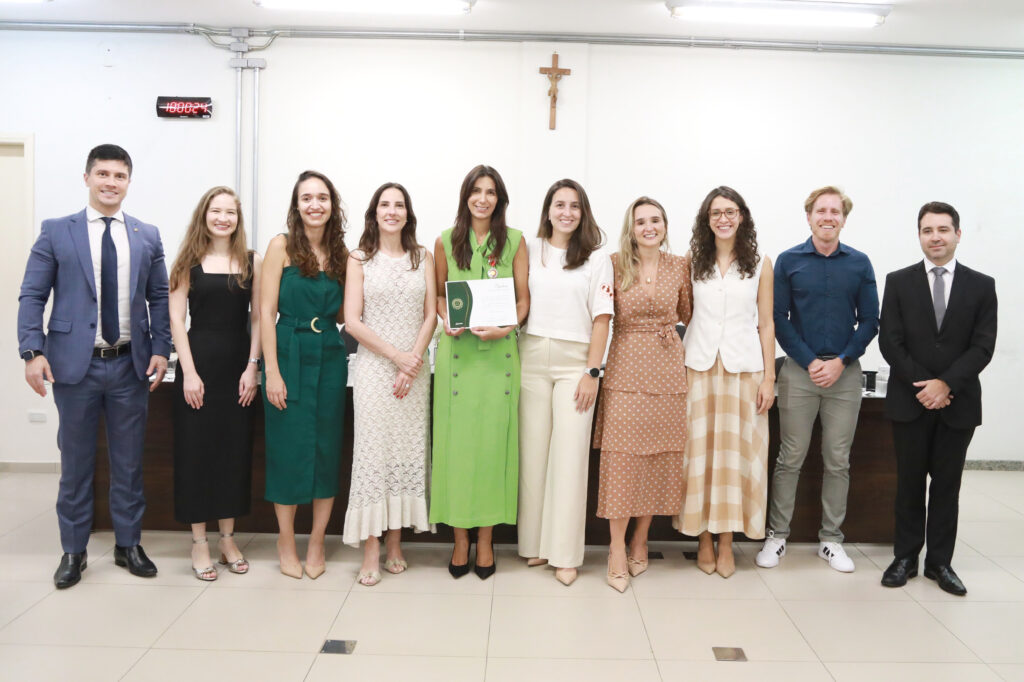 Defensora pública é agraciada com Medalha Desembargador Hélio Costa no Fórum de Vespasiano