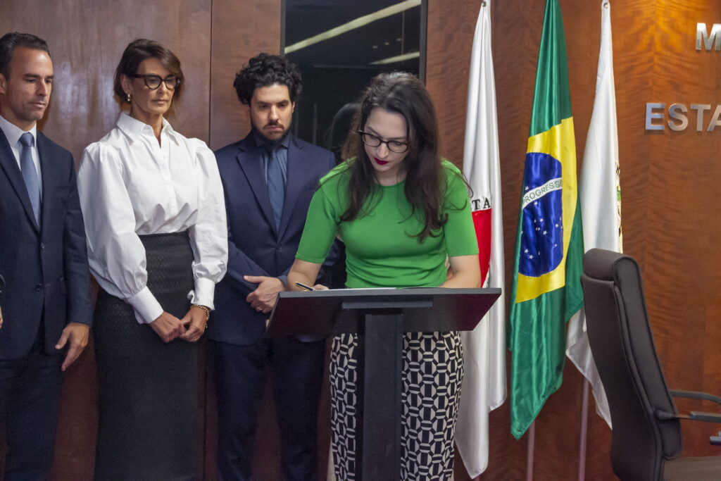 Defensoria Pública de Minas é signatária de ACT que visa levar Botão do Pânico a vítimas de violência doméstica protegidas por monitoramento de agressores 