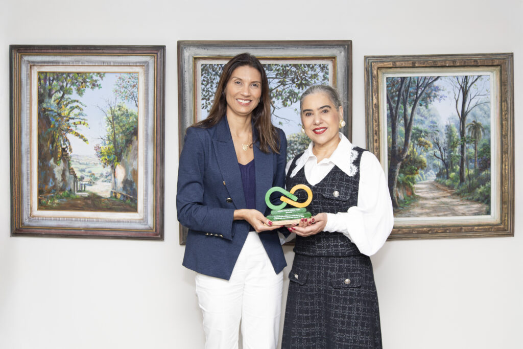 Defensora-geral faz entrega de homenagem do Condege à Andréa Abritta, ex-presidenta do Colegiado 