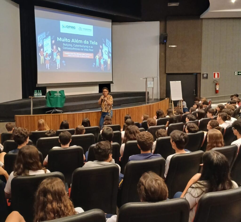 Defensora pública promove conscientização sobre consequências do bullying no projeto “Defensoria nas Escolas” 