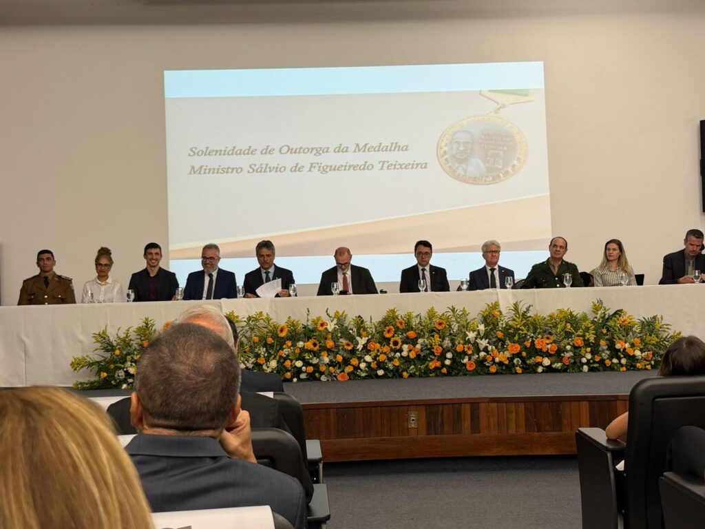 DPMG prestigia entrega da Medalha do Mérito Acadêmico Eleitoral ao ministro Sebastião Reis Júnior 
