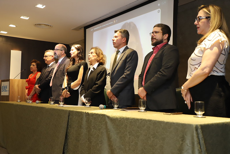 Defensora pública alerta para uso do sistema socioeducativo como resposta a demandas que exigem atenção à saúde mental, durante seminário do TJMG 