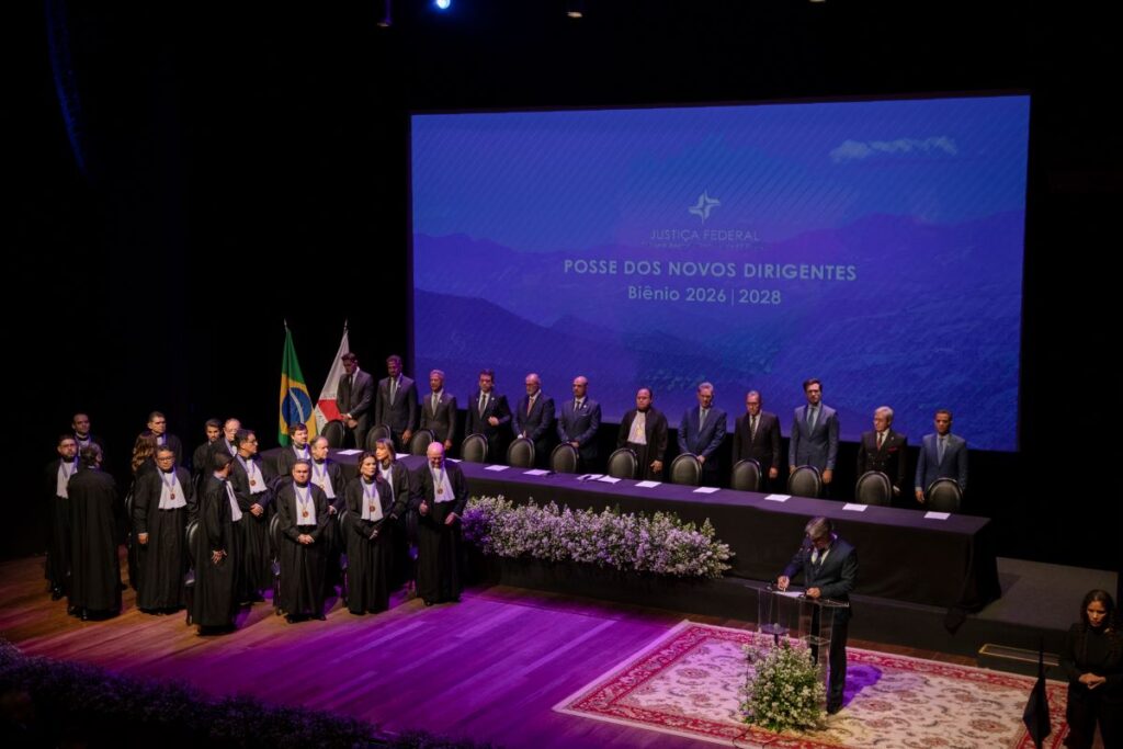 Defensora pública-geral participa da posse dos novos dirigentes do TRF6 